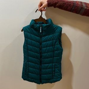 Aéropostale forest green waterproof vest. Insulated. Size small/petite.